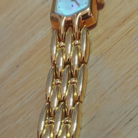 Citizen Petite Gold tone case with Mother Of Pearl Dial 2 Gold  Hand Movement - Picture 11 of 16